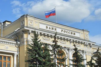 Банк России намерен жестко отслеживать переводы на карты физических лиц любых сумм